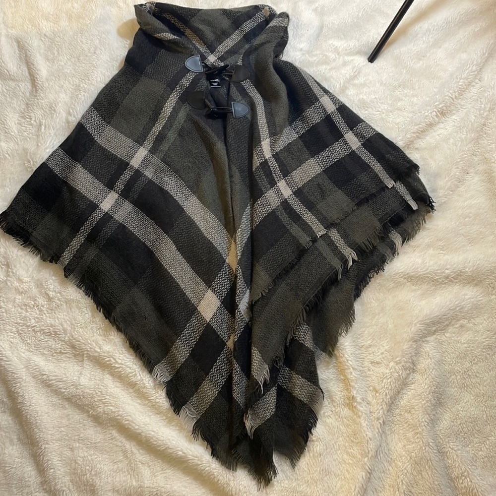 MixIt Grey and‎ white poncho